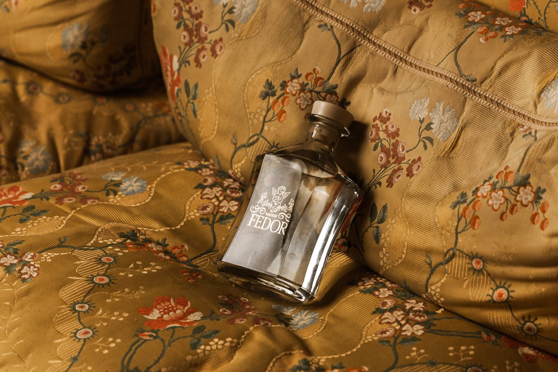 La bouteille Maison Fedor parmi les nénuphars
