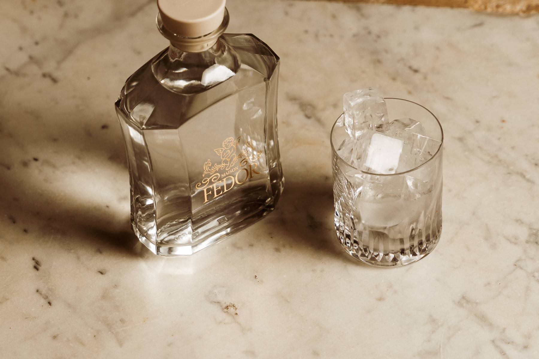 La bouteille Maison Fedor et un verre sur du marbre